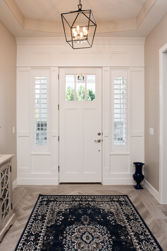 Esempio di una grande porta d'ingresso minimal con una porta a pivot e una porta bianca