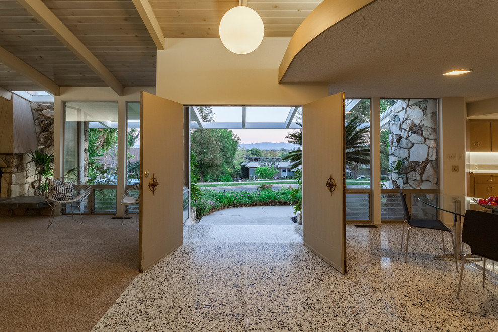 This is an example of a midcentury entrance in Los Angeles.