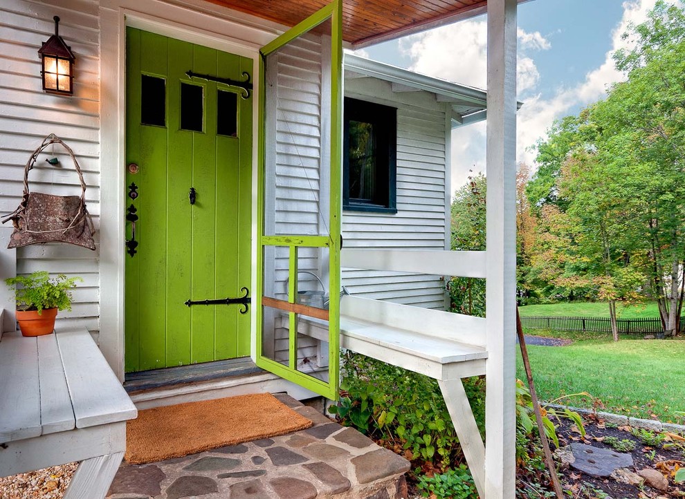 Стильный дизайн: прихожая в классическом стиле с зеленой входной дверью - последний тренд