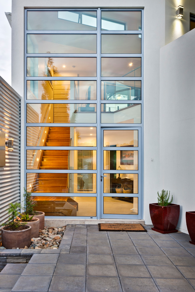 Moderne Haustür mit Einzeltür, Haustür aus Glas und grauem Boden in Canberra - Queanbeyan