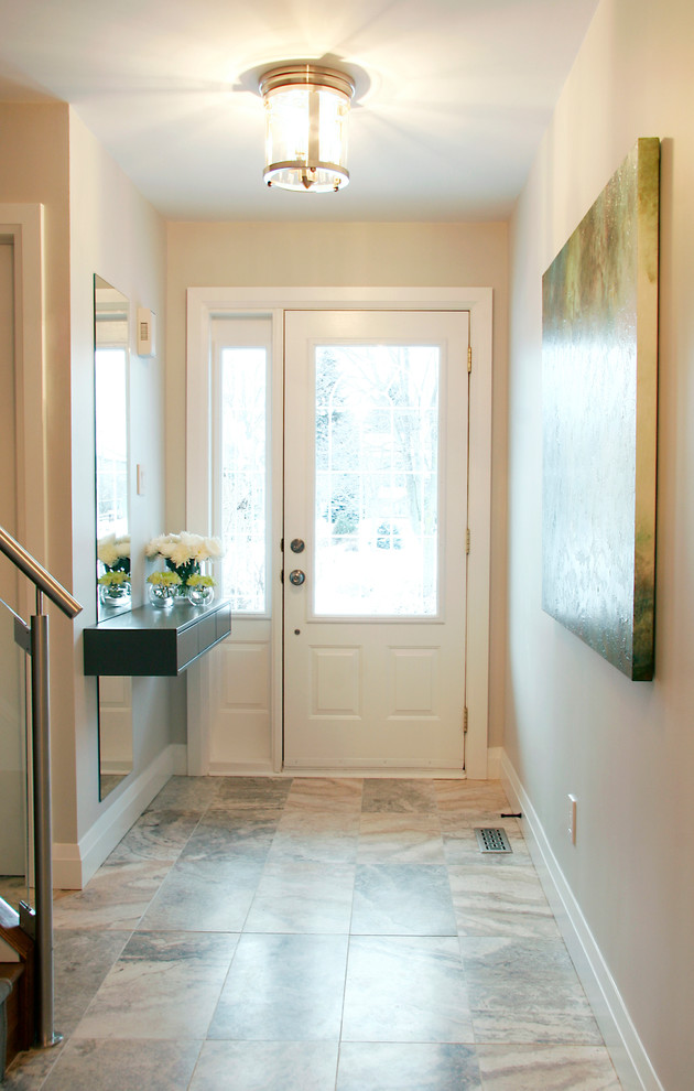 トロントにある低価格の小さなコンテンポラリースタイルのおしゃれな玄関ドア (ベージュの壁、白いドア、マルチカラーの床、大理石の床) の写真