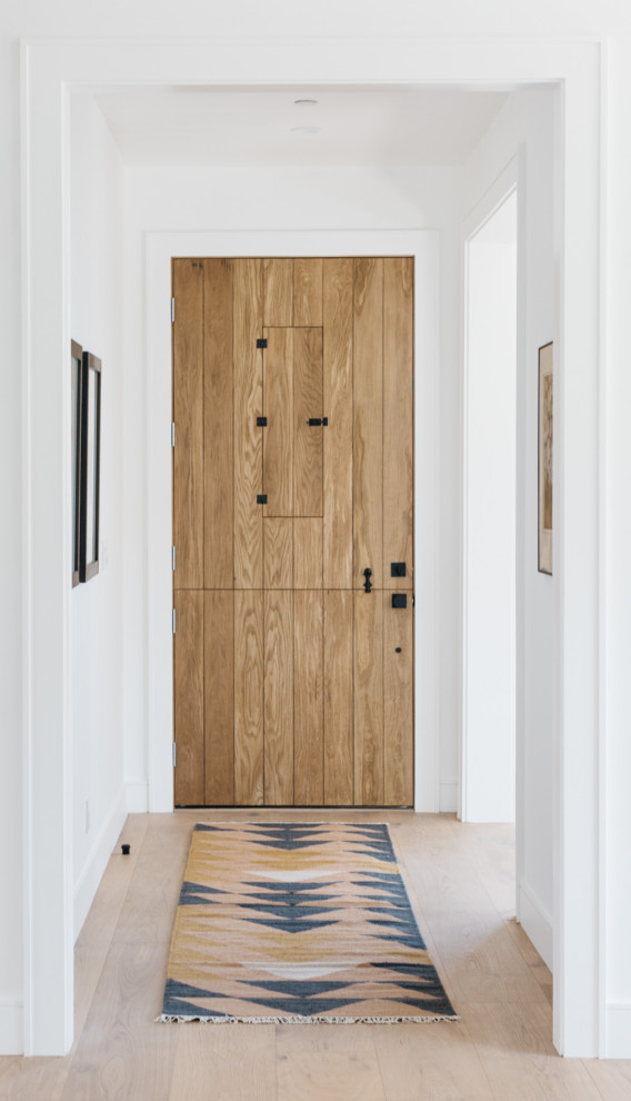 Стильный дизайн: входная дверь среднего размера в стиле кантри с голландской входной дверью - последний тренд