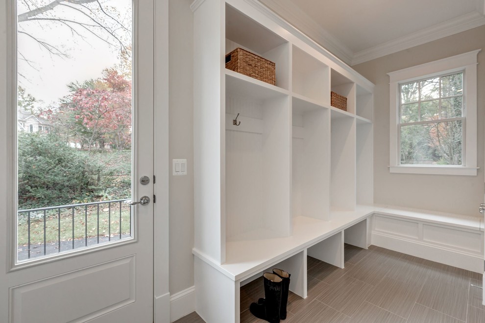 Ejemplo de vestíbulo posterior campestre de tamaño medio con paredes beige, suelo de baldosas de porcelana, puerta simple y puerta blanca