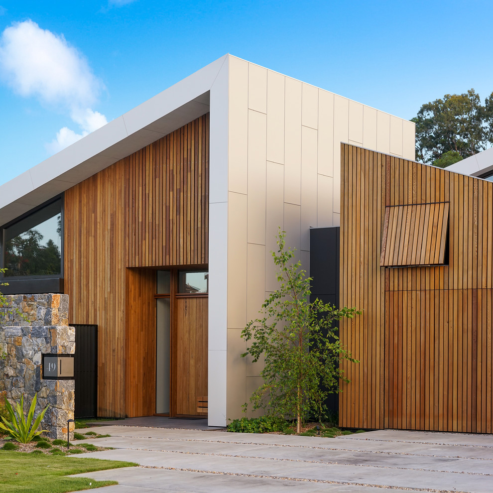 Große Moderne Haustür mit Einzeltür, hellbrauner Holzhaustür, brauner Wandfarbe und grauem Boden in Sunshine Coast