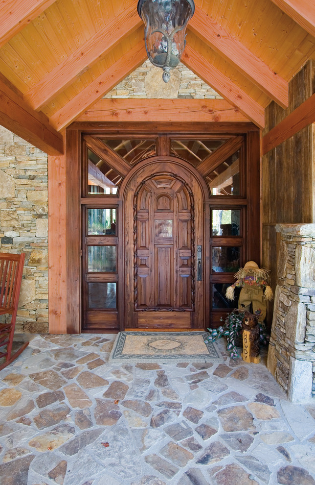 Foto di una grande porta d'ingresso stile americano con una porta singola e una porta in legno scuro