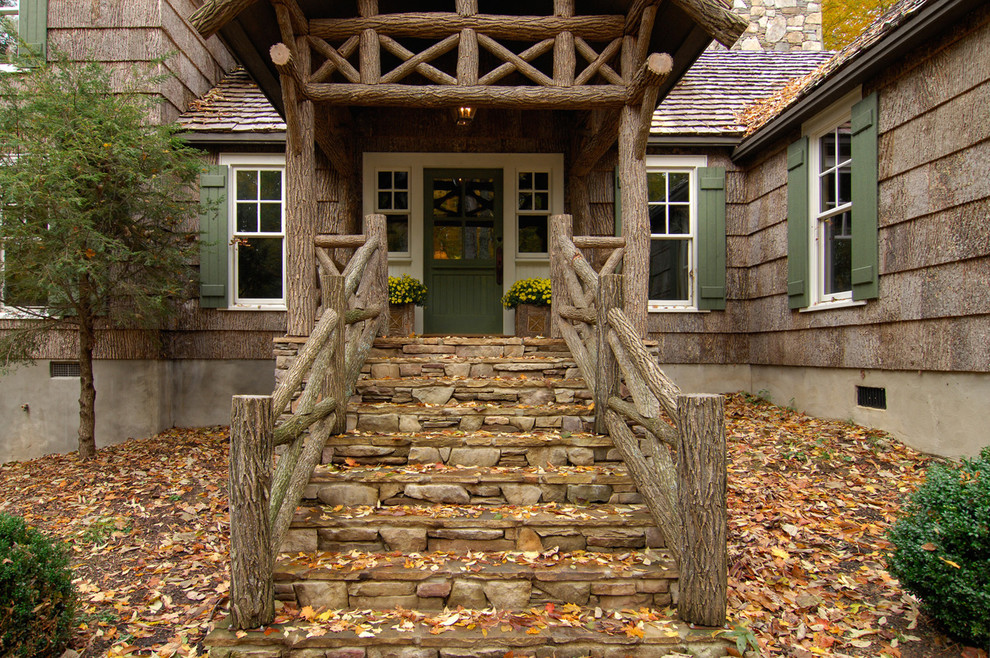 Idée de décoration pour une porte d'entrée chalet avec une porte verte et une porte simple.