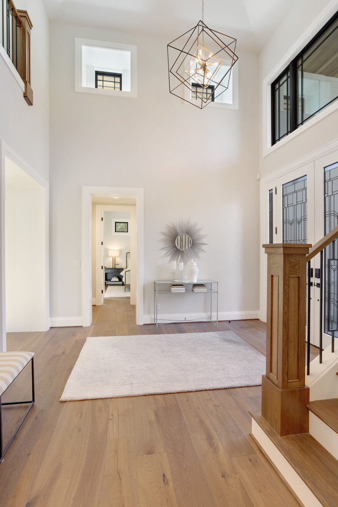 Große Moderne Haustür mit beiger Wandfarbe, braunem Holzboden, Doppeltür, Haustür aus Glas und braunem Boden in Seattle