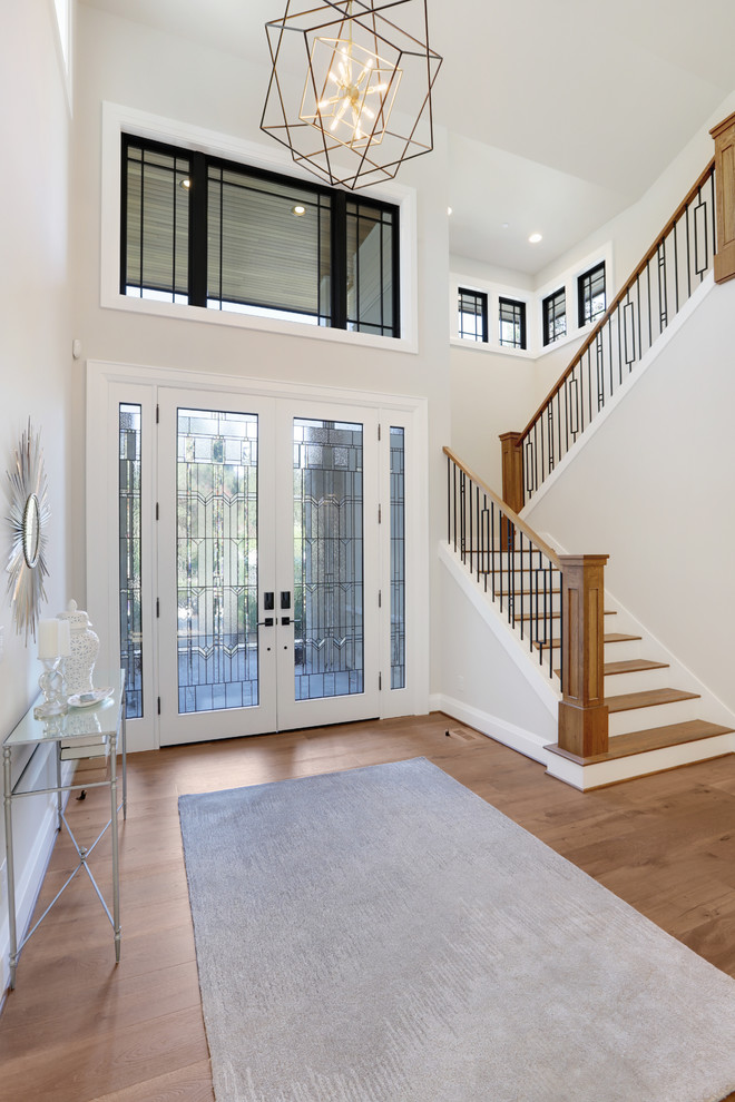 Große Moderne Haustür mit beiger Wandfarbe, braunem Holzboden, Doppeltür, Haustür aus Glas und braunem Boden in Seattle