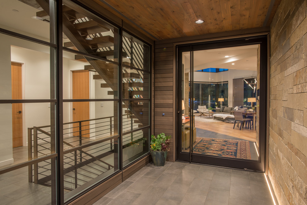Große Moderne Haustür mit beiger Wandfarbe, Porzellan-Bodenfliesen, Drehtür, Haustür aus Glas und beigem Boden in Seattle