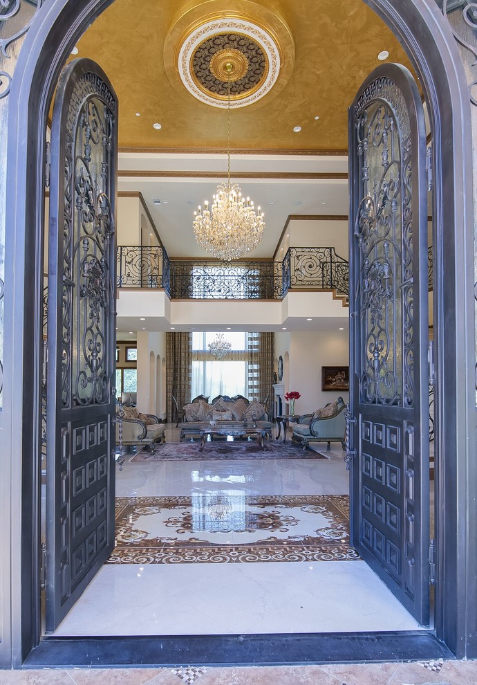 Стильный дизайн: большая входная дверь в средиземноморском стиле с белыми стенами, полом из линолеума, двустворчатой входной дверью и черной входной дверью - последний тренд
