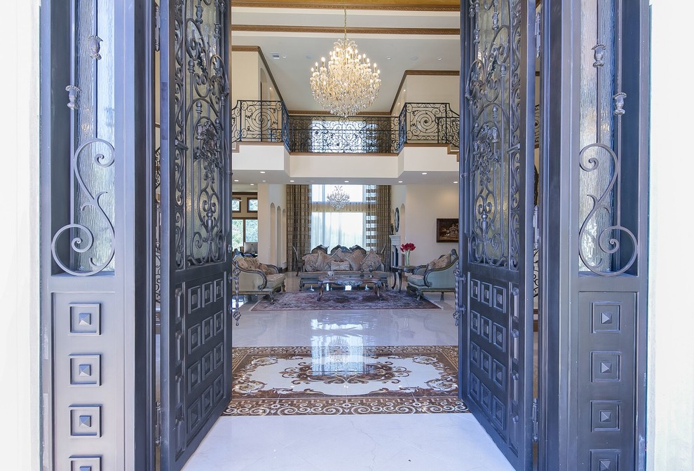 На фото: большая входная дверь в средиземноморском стиле с белыми стенами, полом из линолеума, двустворчатой входной дверью и черной входной дверью