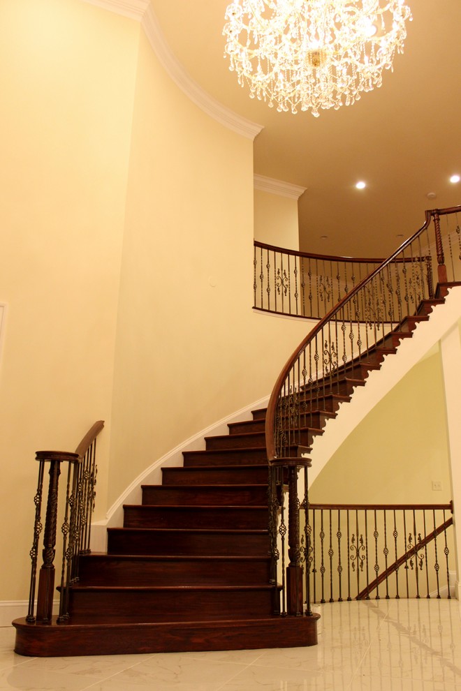 Exempel på en stor medelhavsstil trappa