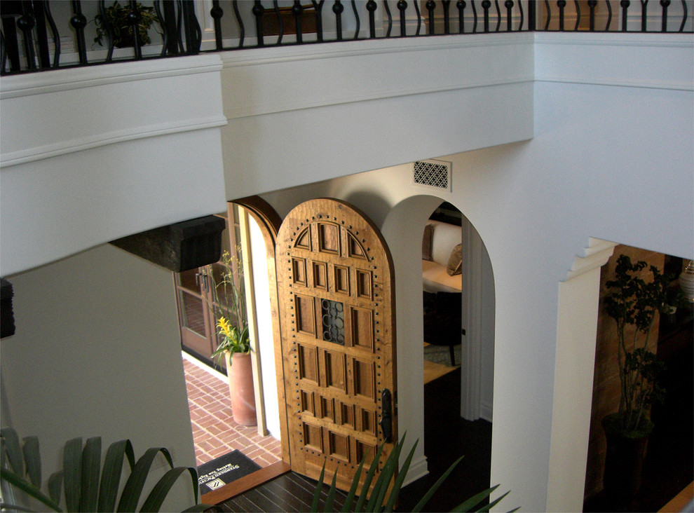 Foto på en stor medelhavsstil ingång och ytterdörr, med vita väggar, klinkergolv i porslin, en enkeldörr, mellanmörk trädörr och brunt golv