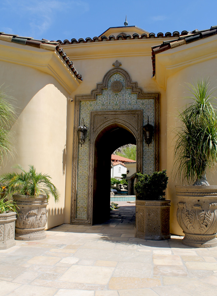 Großer Mediterraner Eingang mit Vestibül und beiger Wandfarbe in San Diego