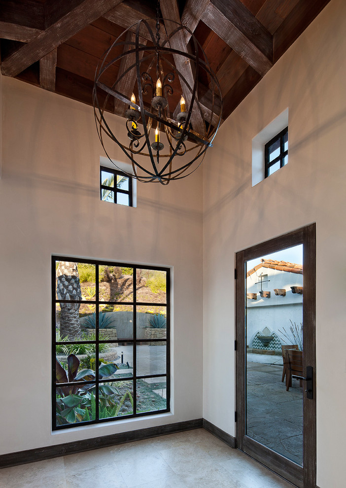 Стильный дизайн: фойе в средиземноморском стиле с одностворчатой входной дверью и стеклянной входной дверью - последний тренд