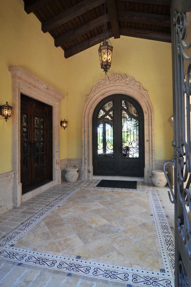 Foto di una porta d'ingresso mediterranea con una porta a due ante e una porta in metallo