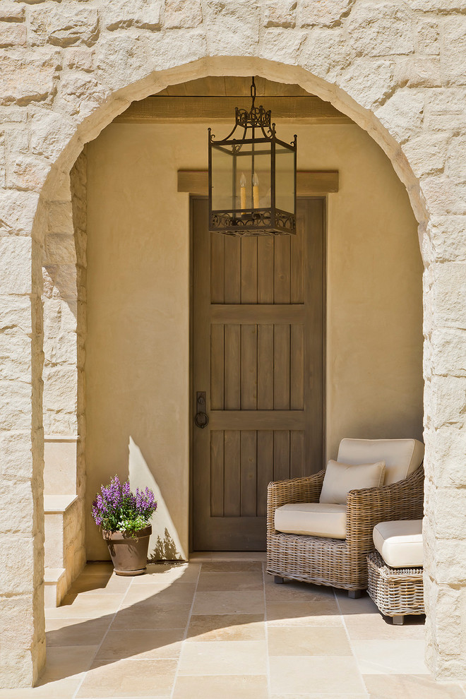 Пример оригинального дизайна: входная дверь в средиземноморском стиле с одностворчатой входной дверью и входной дверью из дерева среднего тона