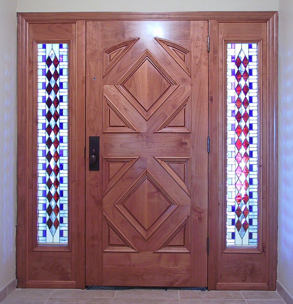 Источник вдохновения для домашнего уюта: входная дверь среднего размера в средиземноморском стиле с бежевыми стенами, полом из керамогранита, одностворчатой входной дверью и входной дверью из дерева среднего тона