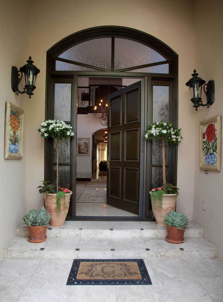 Стильный дизайн: входная дверь в средиземноморском стиле с одностворчатой входной дверью - последний тренд
