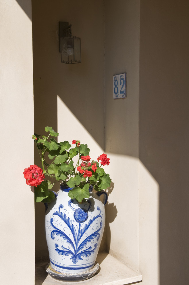 Example of a tuscan entryway design in Tel Aviv