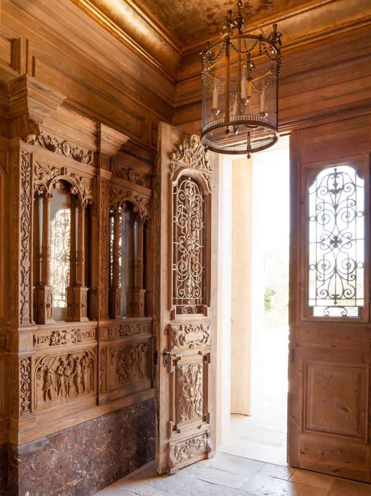 На фото: прихожая в средиземноморском стиле с коричневыми стенами, двустворчатой входной дверью и входной дверью из дерева среднего тона