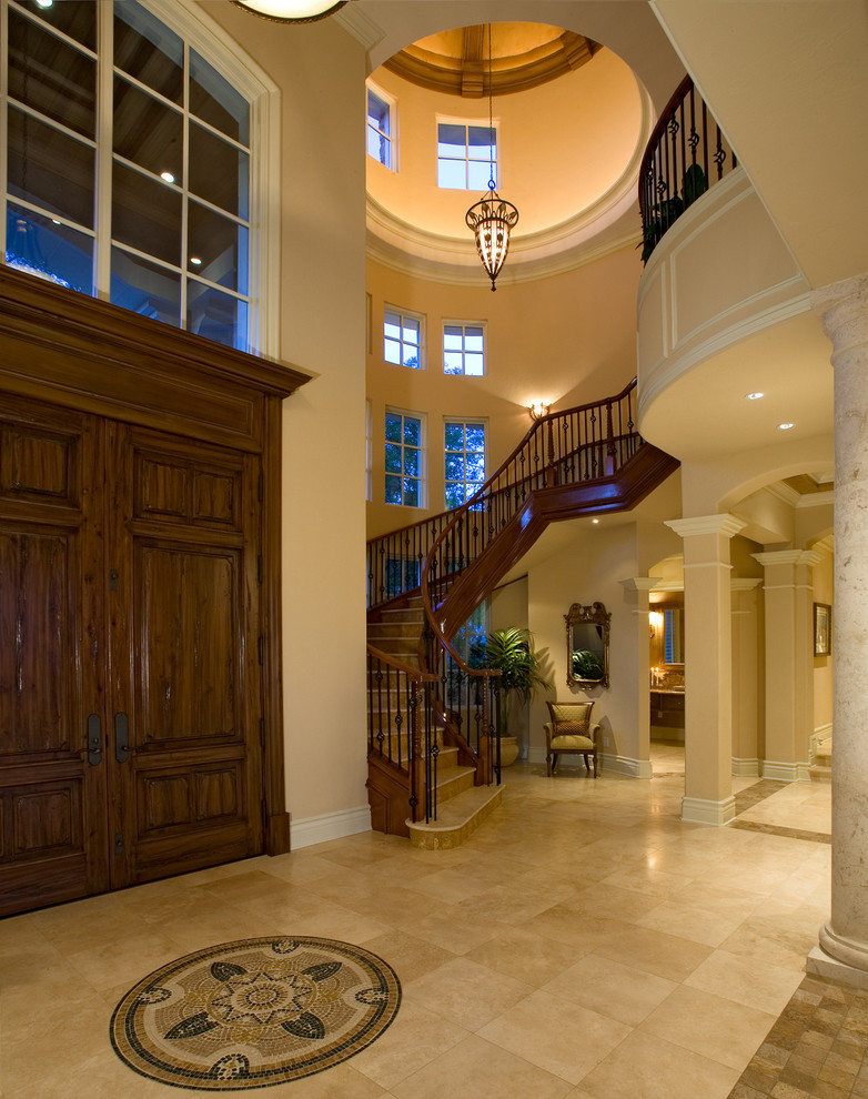 Mediterranes Foyer mit beiger Wandfarbe, Doppeltür und dunkler Holzhaustür in Tampa