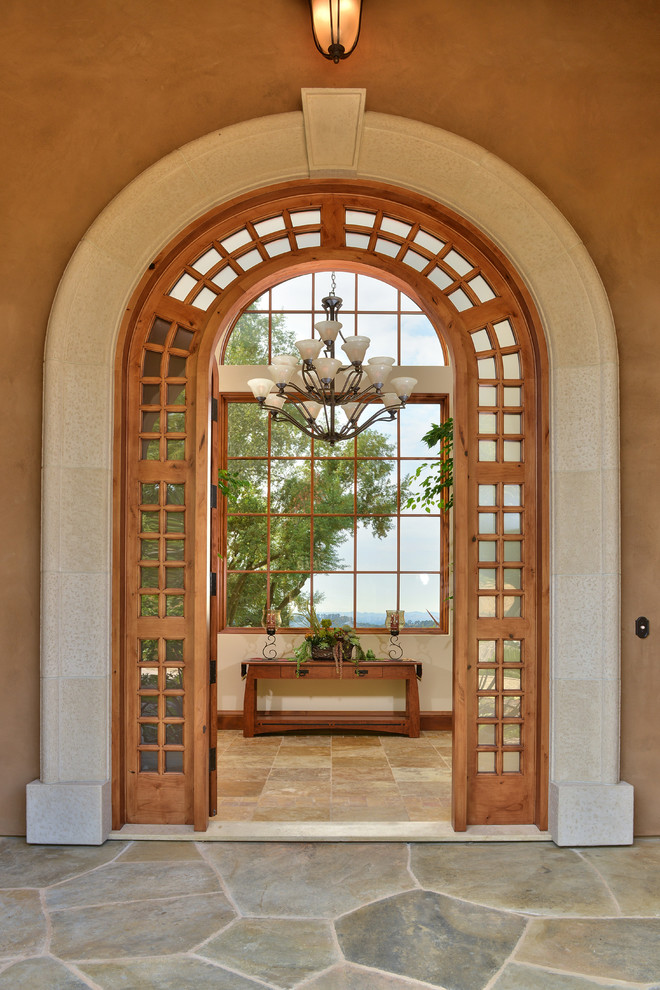 На фото: входная дверь в средиземноморском стиле с одностворчатой входной дверью с