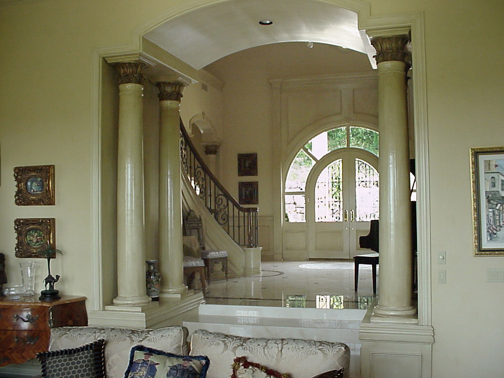 На фото: большое фойе в викторианском стиле с белыми стенами, мраморным полом и белым полом с