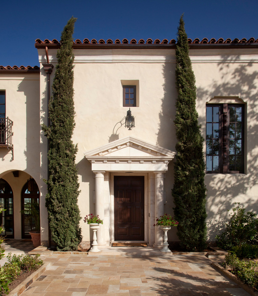 Mediterrane Haustür mit Einzeltür und dunkler Holzhaustür in Santa Barbara