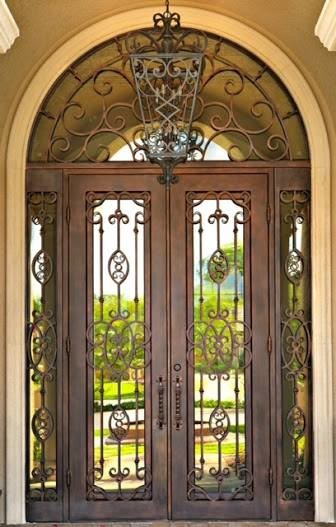 Идея дизайна: большая входная дверь в средиземноморском стиле с двустворчатой входной дверью и металлической входной дверью