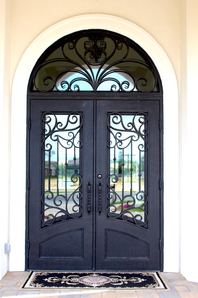 Пример оригинального дизайна: большая входная дверь в средиземноморском стиле с двустворчатой входной дверью и металлической входной дверью