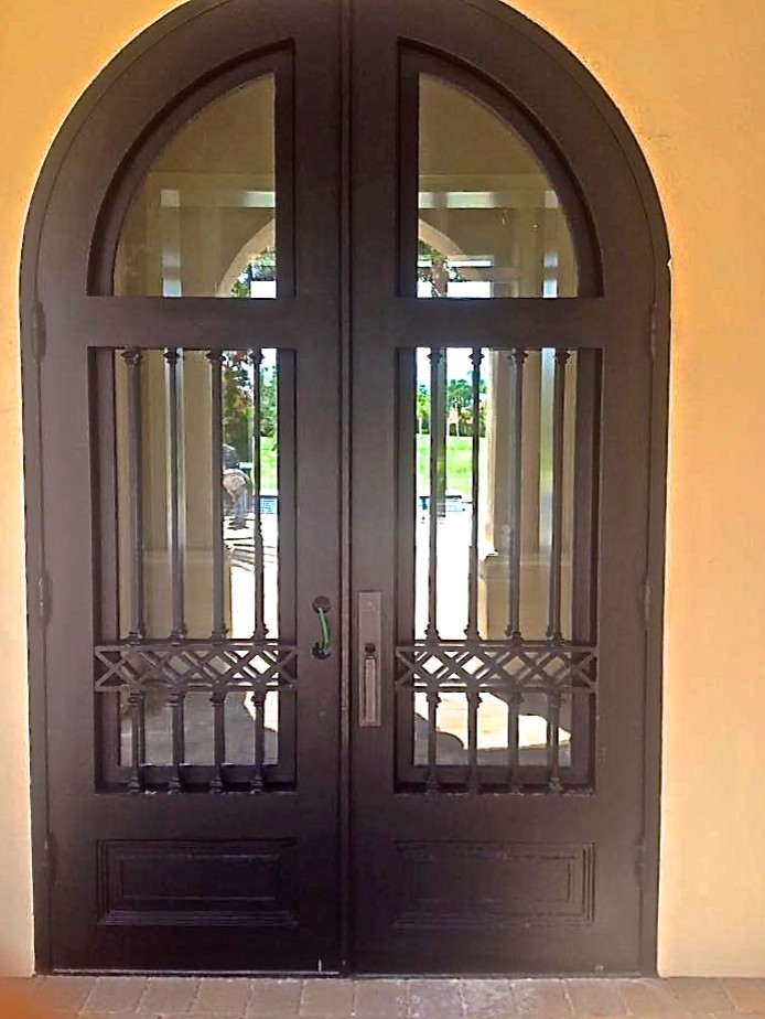 Свежая идея для дизайна: большая входная дверь в средиземноморском стиле с двустворчатой входной дверью и металлической входной дверью - отличное фото интерьера
