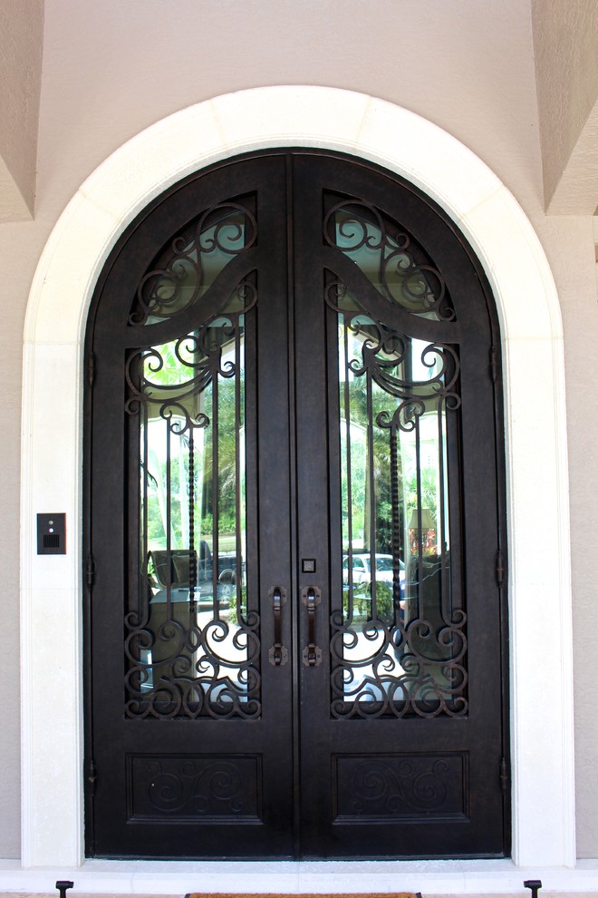 Foto på en stor medelhavsstil ingång och ytterdörr, med en dubbeldörr och metalldörr