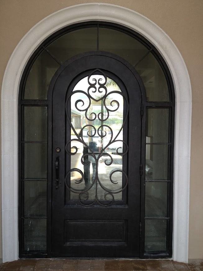 Foto de puerta principal mediterránea grande con puerta doble y puerta metalizada