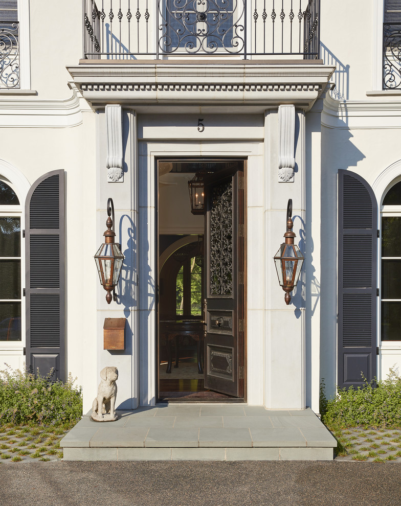 На фото: входная дверь в средиземноморском стиле с одностворчатой входной дверью и черной входной дверью с