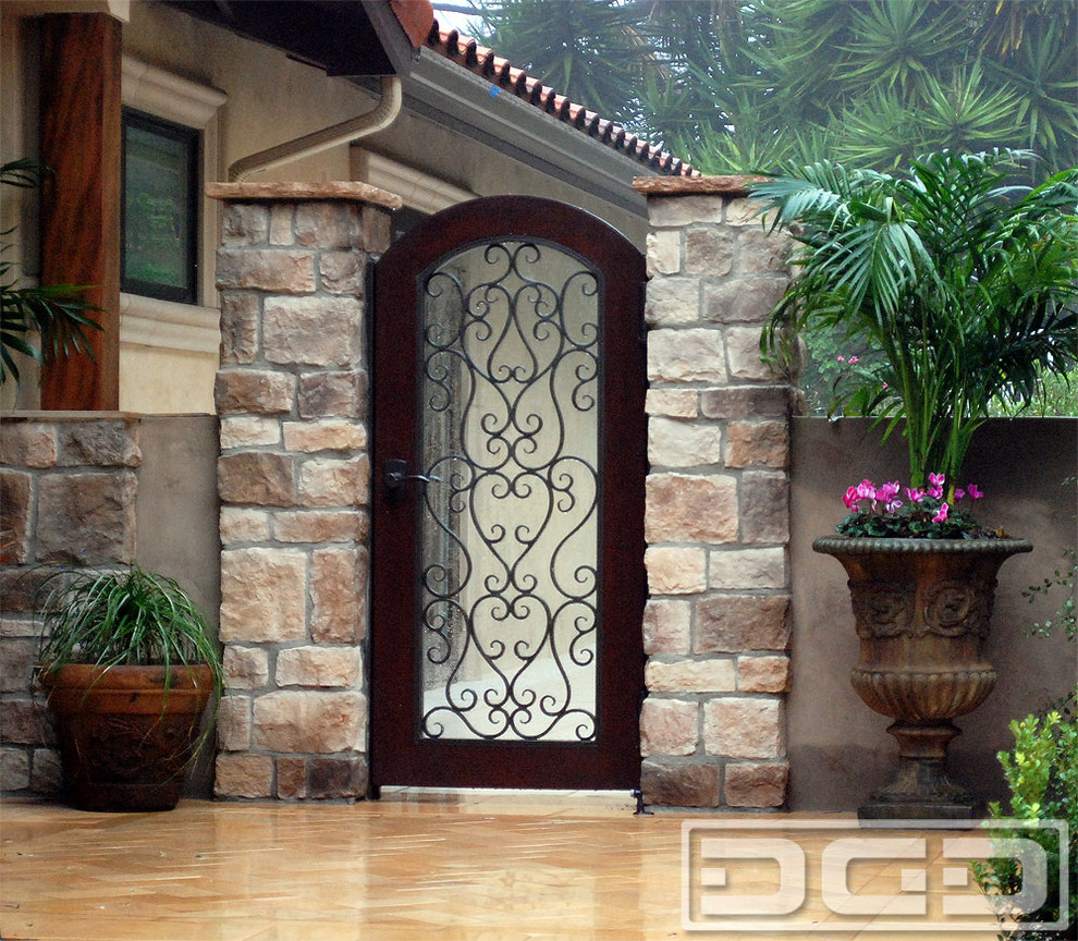 Пример оригинального дизайна: входная дверь среднего размера в средиземноморском стиле с одностворчатой входной дверью и металлической входной дверью