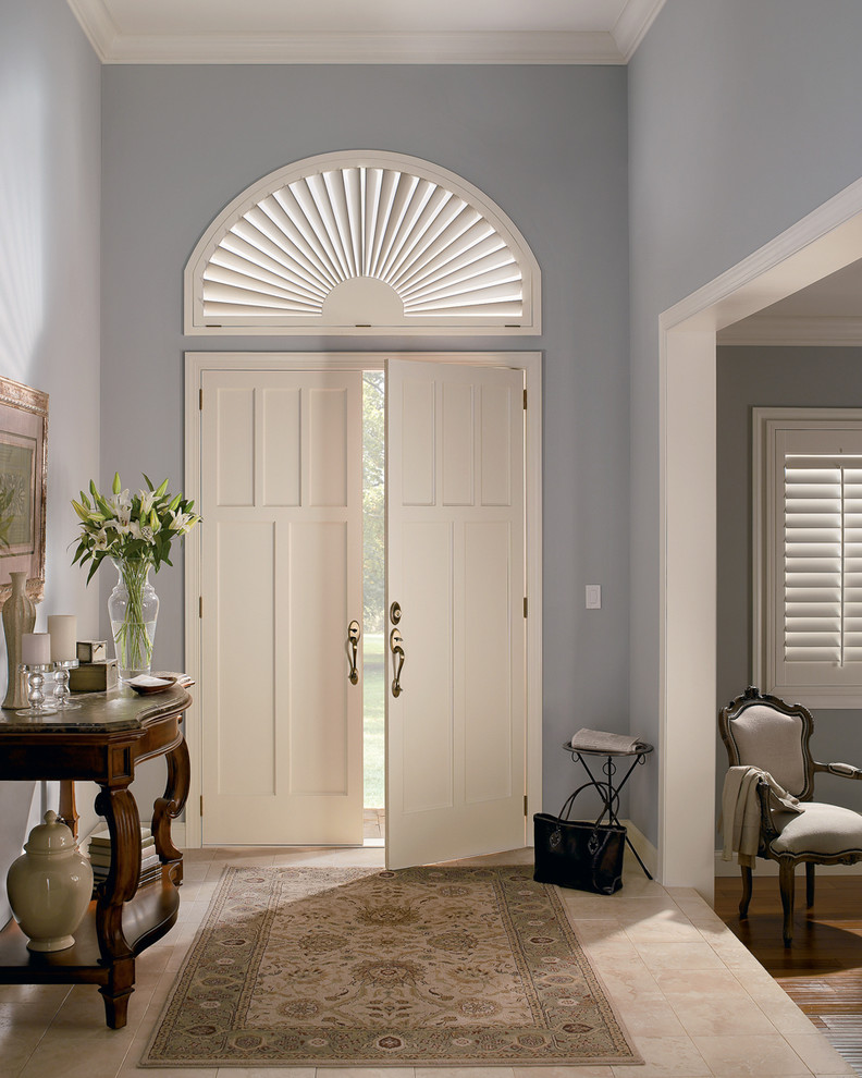Идея дизайна: входная дверь среднего размера в стиле неоклассика (современная классика) с синими стенами, полом из керамогранита, двустворчатой входной дверью и белой входной дверью