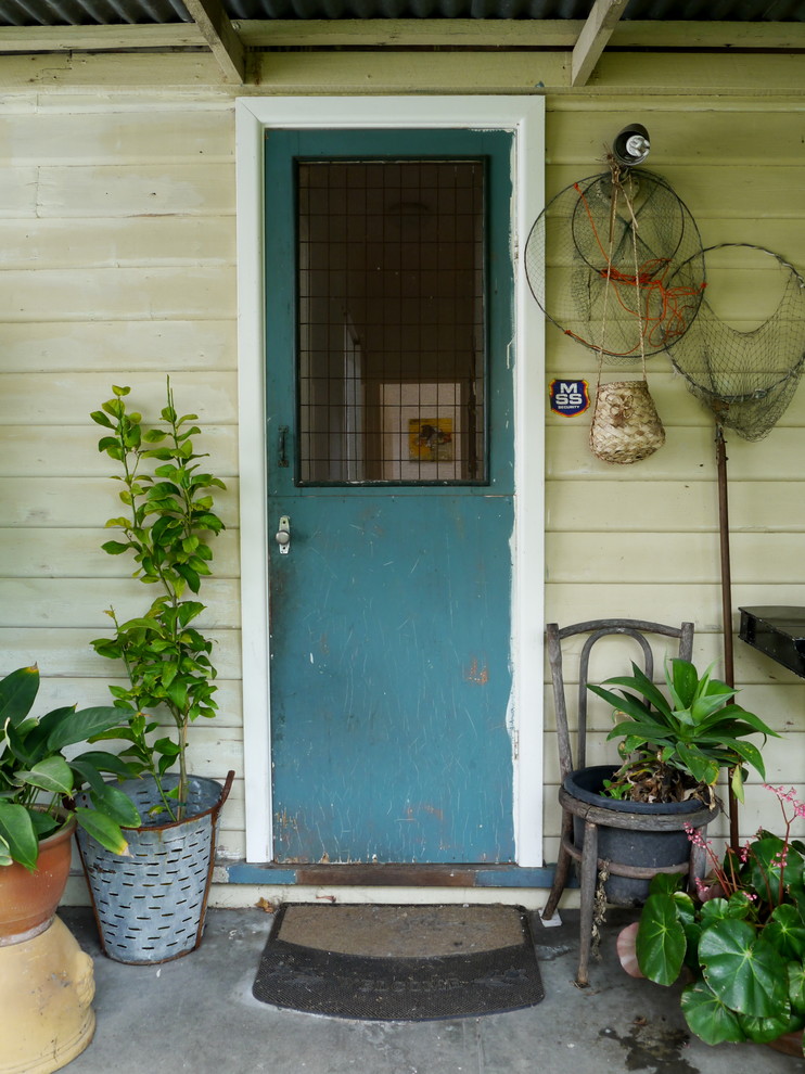 Пример оригинального дизайна: прихожая в стиле шебби-шик с синей входной дверью