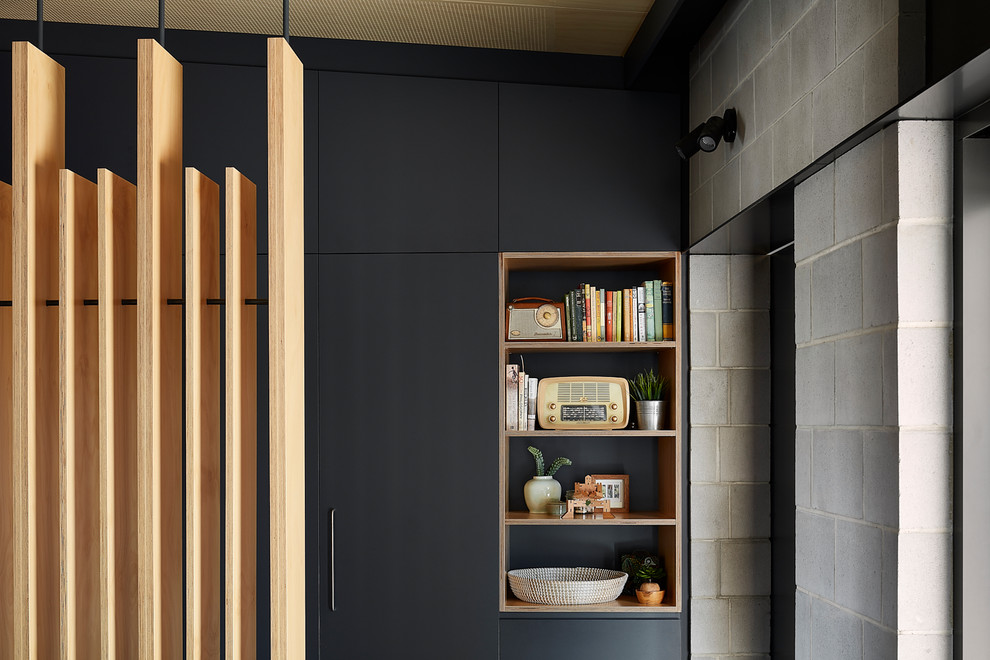Mittelgroße Moderne Haustür mit grauer Wandfarbe, Keramikboden, Einzeltür, gelber Haustür und grauem Boden in Canberra - Queanbeyan