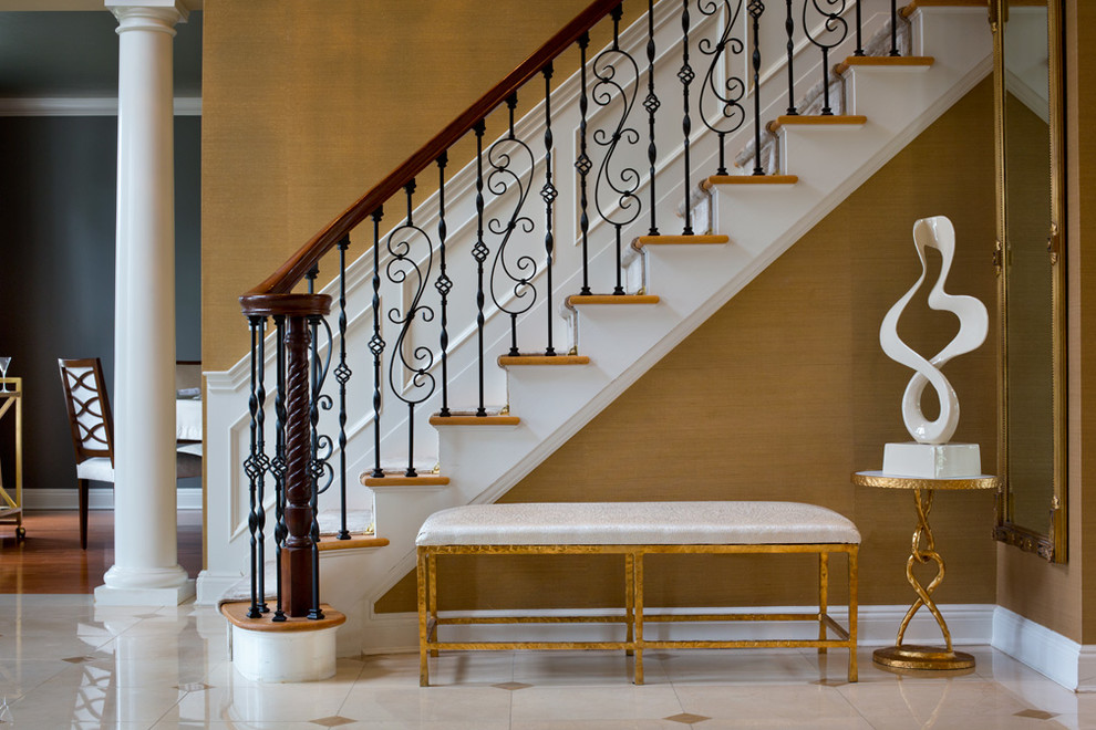 Idee per un ingresso con vestibolo classico con pareti con effetto metallico, pavimento in marmo e pavimento beige