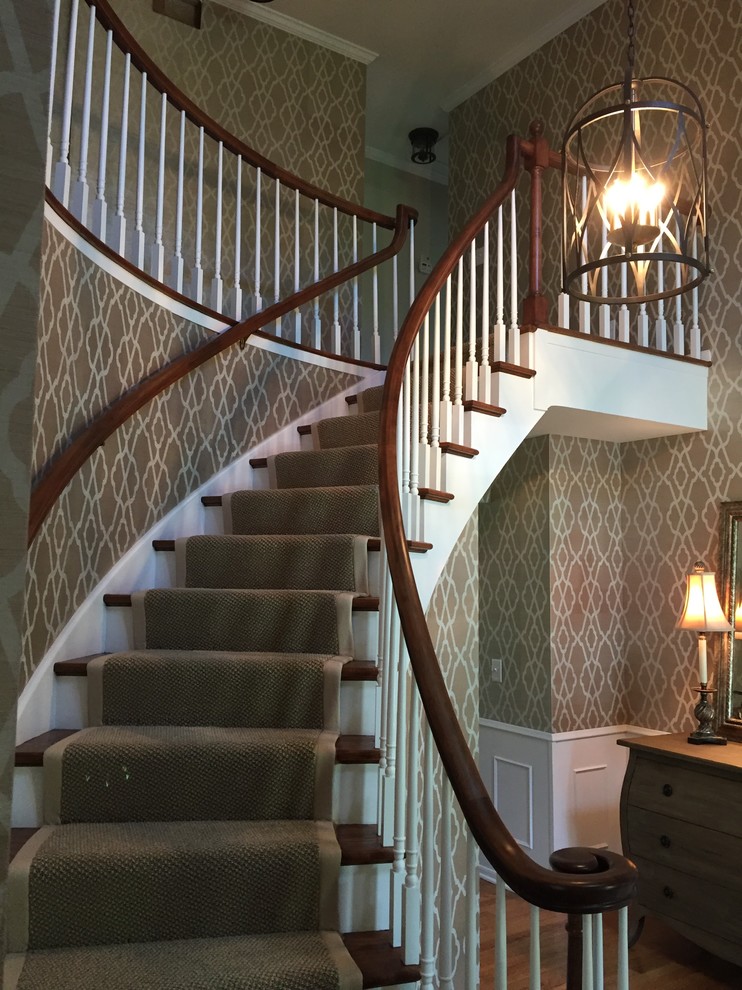 Diseño de escalera clásica renovada de tamaño medio