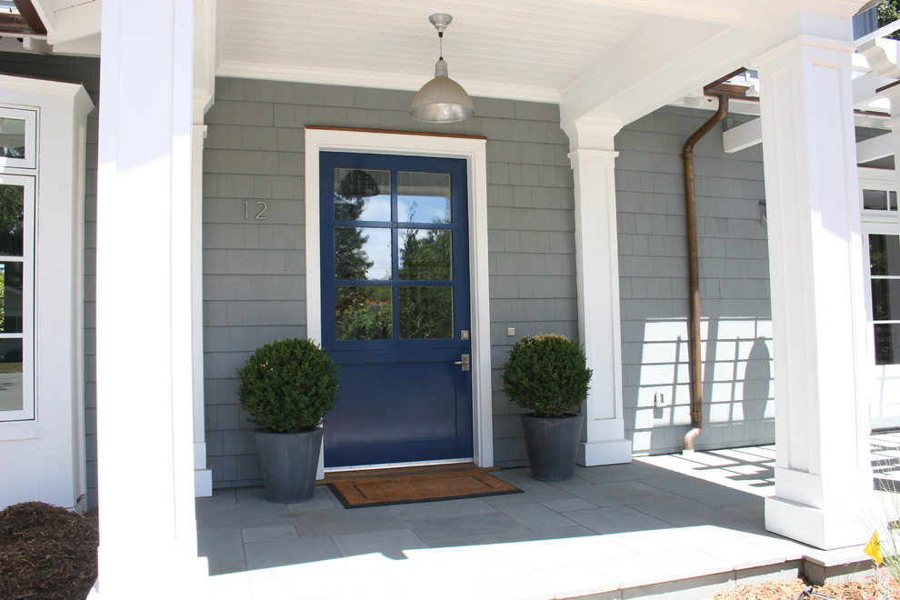 Foto di un ingresso o corridoio tradizionale con pareti grigie, pavimento in ardesia, una porta olandese e una porta blu