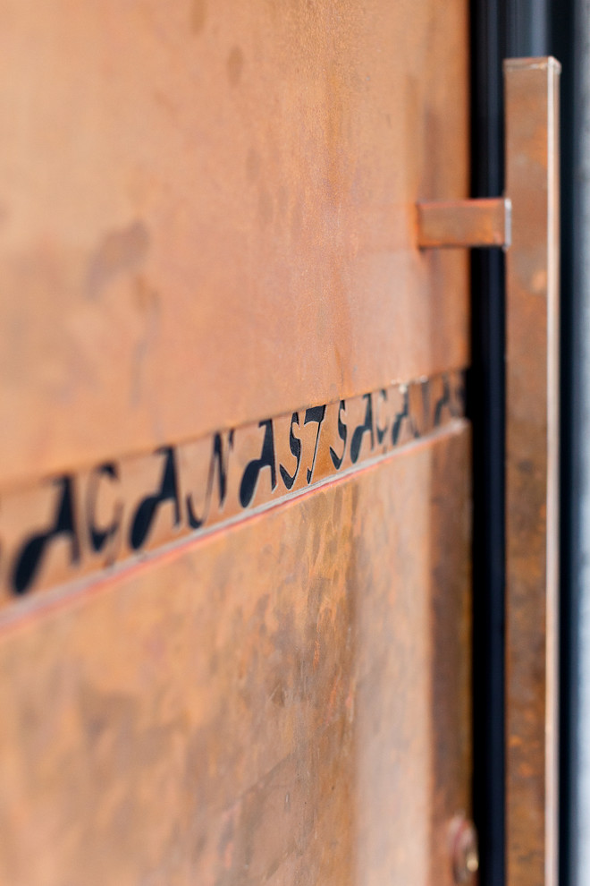 メルボルンにあるラグジュアリーな広いコンテンポラリースタイルのおしゃれな玄関ドアの写真