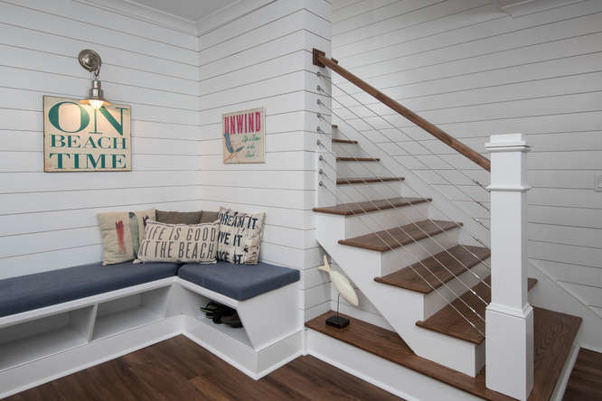 Источник вдохновения для домашнего уюта: фойе среднего размера в морском стиле с белыми стенами, темным паркетным полом и коричневым полом