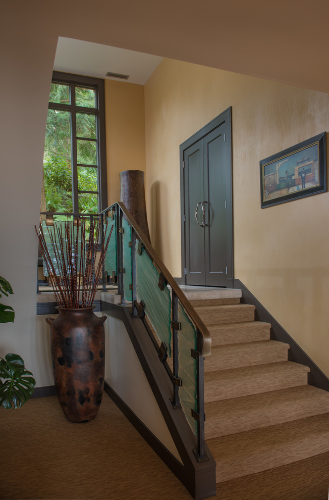 На фото: фойе среднего размера в классическом стиле с бежевыми стенами, ковровым покрытием, двустворчатой входной дверью и входной дверью из темного дерева с