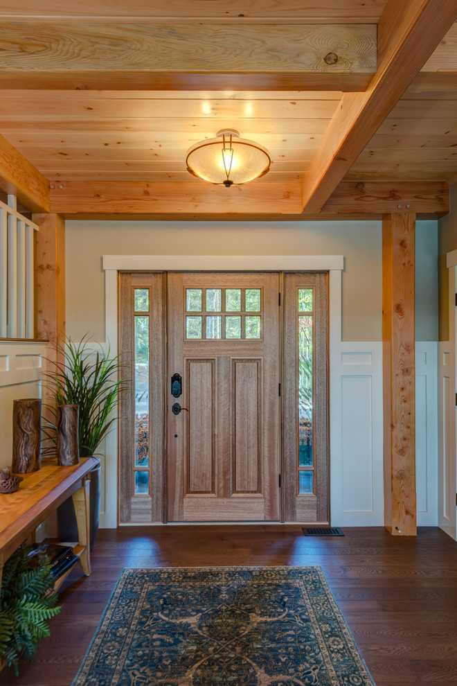 Esempio di una piccola porta d'ingresso stile americano con pareti beige, pavimento in legno massello medio, una porta singola e una porta in legno bruno