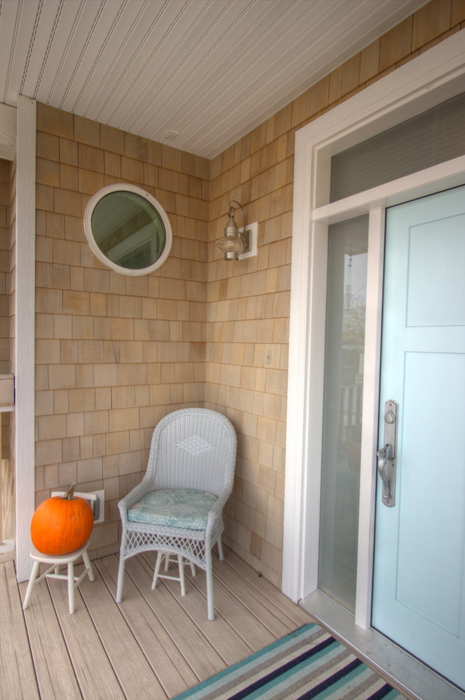 Источник вдохновения для домашнего уюта: маленькая входная дверь в морском стиле с синей входной дверью для на участке и в саду