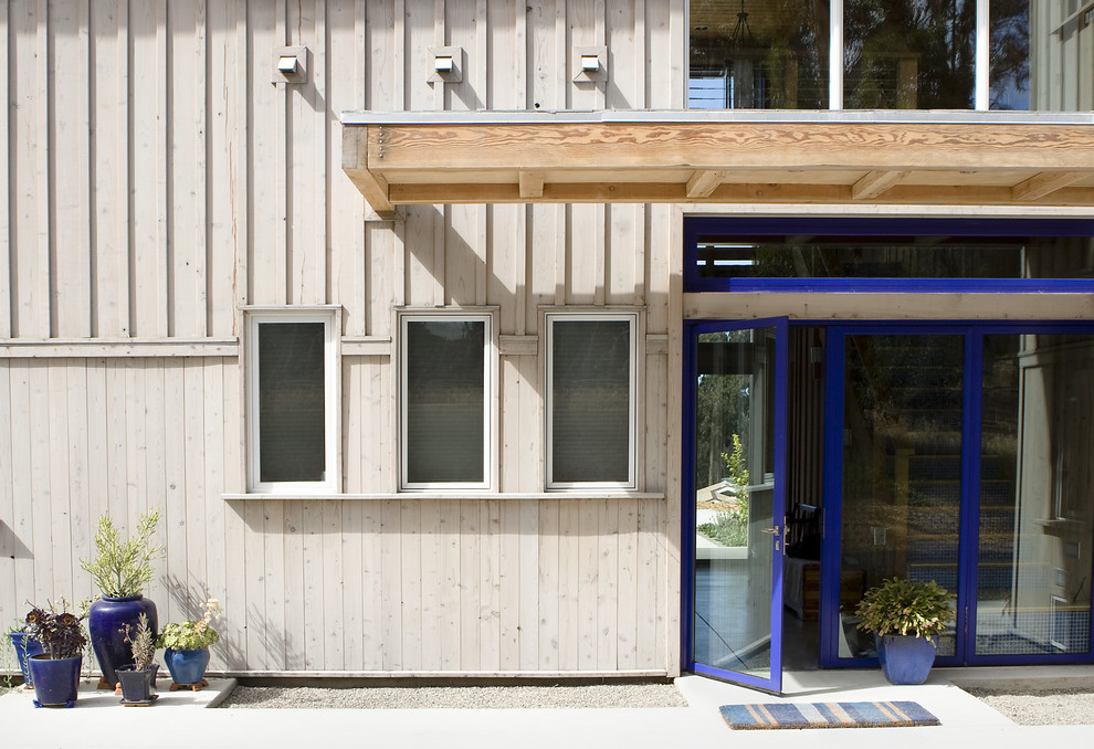 На фото: прихожая в современном стиле с одностворчатой входной дверью и синей входной дверью с