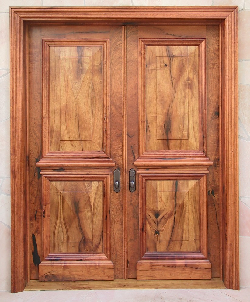 Imagen de puerta principal tradicional grande con paredes beige, suelo de terrazo, puerta doble y puerta de madera en tonos medios