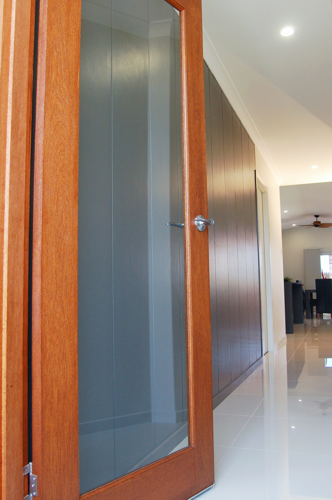 Kleine Moderne Haustür mit grauer Wandfarbe, Einzeltür, hellbrauner Holzhaustür, Keramikboden und weißem Boden in Sonstige